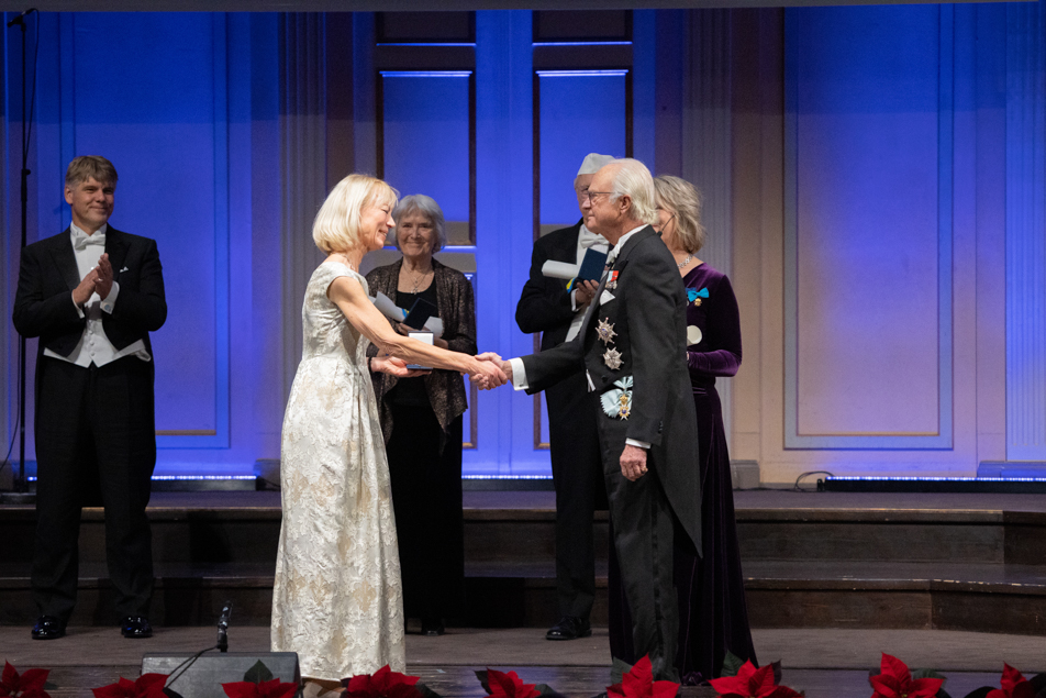 Kungen delar ut Medalj för Tonkonstens Främjande till pianisten och producenten Kerstin Jansson.