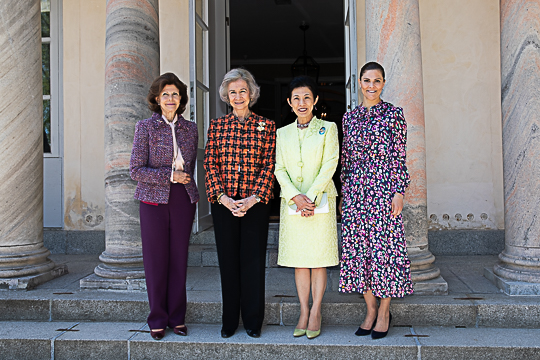Drottningen, Drottning Sofia, Prinsessan Takamado och Kronprinsessan på Haga slott. 