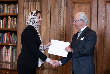 Kungen delar ut stipendium till fil. dr Maliheh Mehrshad från Uppsala universitet. 