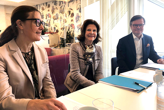 Drottningen tillsammans med Paula Guillet de Monthoux, generalsekreterare på WCF och Kenneth Bengtsson, ordförande i WCF:s styrelse. 