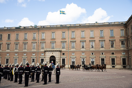 Arméns musikkår spelade när ambassadörerna anlände till Kungliga slottets inre borggård. 