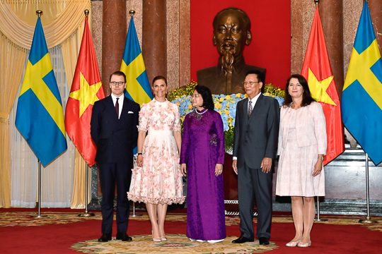Kronprinsessan, Prins Daniel, Vietnams vicepresident Mrs. Dang Thi Ngoc Thinh med maken Mr. Chau Hoang Nhon och utrikeshandelsminister Ann Linde i presidentpalatset i Hanoi.