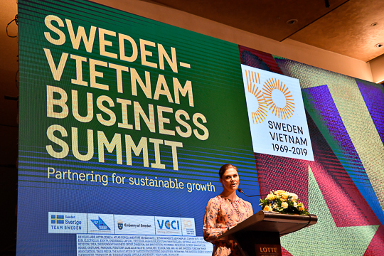 Kronprinsessan håller tal på SwedenVietnam Business Summit i Hanoi. 