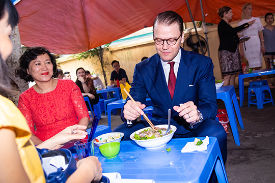 Prins Daniel äter vietnamesisk "street food" tillsammans med medarbetare på svenska ambassaden. 