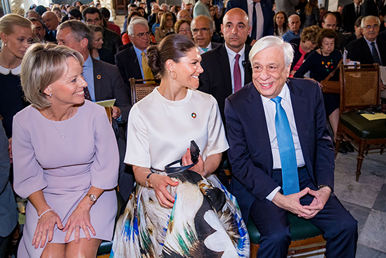 Kronprinsessan vid seminariet tillsammans Greklands president Prokopios Pavlopoulos och Sveriges ambassadör i Grekland Charlotte Sammelin. 