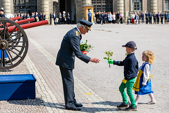 Kungen tog emot blommor från barn som deltog i firandet.