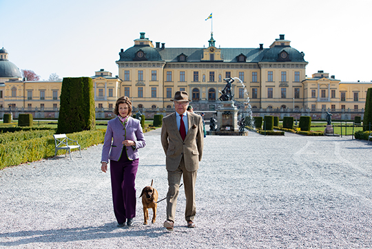 Kungaparet och Brandie utanför Drottningholms slott. 