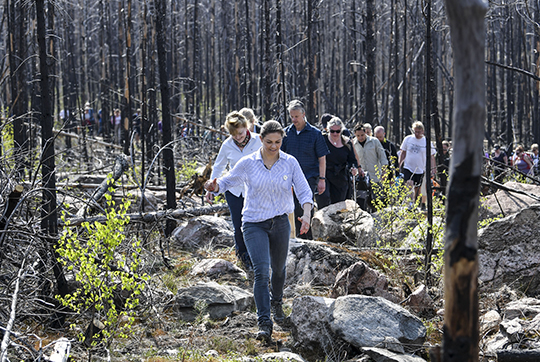 Kronprinsessan vandrar genom Hälleskogsbrännan. 