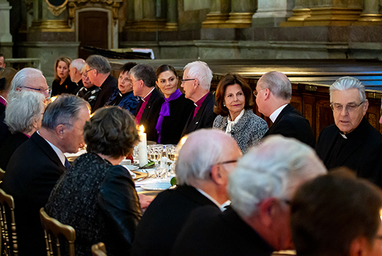 Drottningen i samtal med överhovpredikanten biskop Johan Dalman. Till höger om Kronprinsessan sitter biskop emeritus Lars-Göran Lönnermark, förutvarande överhovpredikant i Kungl. Hovförsamlingen. 