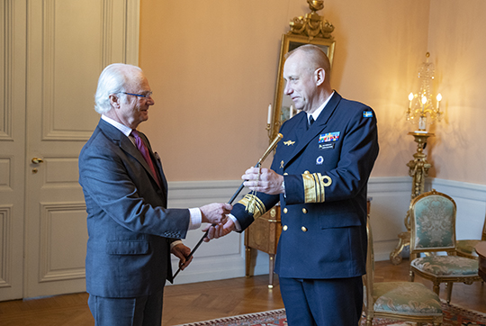 Viceamiral Jan Thörnqvist tar emot överkommendantskapets stav ur Kungens hand. 