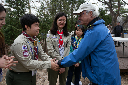 Kungen träffar sydkoreanska scouter. 
