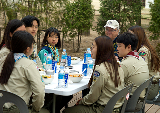 Kungen äter bibimbap, traditionell koreansk mat, tillsammans med unga scouter.
