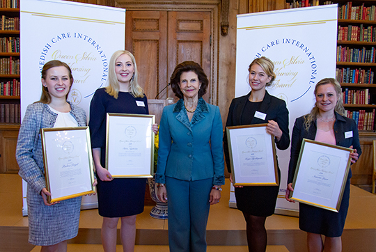 Drottningen tillsammans med stipendiaterna som fick ta emot Queen Silvia Nursing Award.