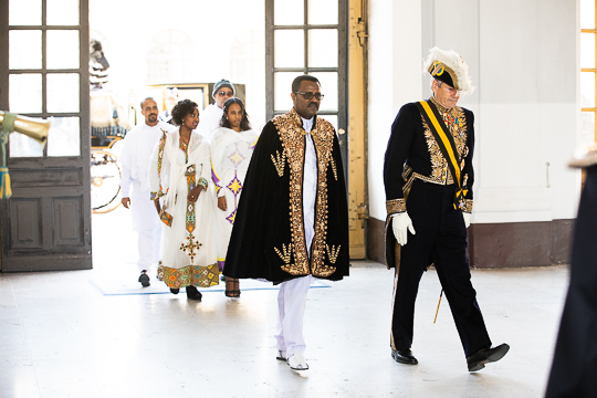 Ambassadör Deriba Kuma Heiy från Etiopien anländer till Östra valvet på Kungl. Slottet. 