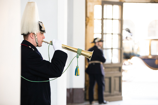 Trumpetare ur Livgardets dragonmusikkår blåser ambassadörssignalen när de nya ambassadörerna anländer till Östra valvet på Kungl. Slottet. 
