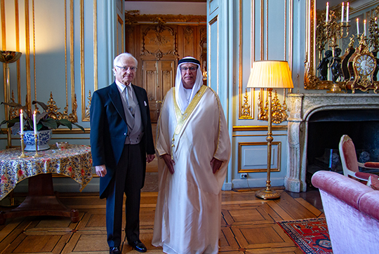 Kungen tillsammans med Förenade Arabemiratens ambassadör Sultan Rashed Sultan Alkaitoob.