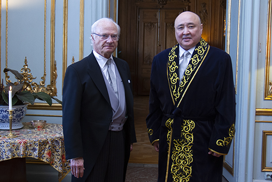 Kungen tillsammans med Kazakstans ambassadör Dastan Yeleukenov. 