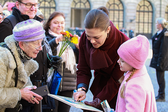 Kronprinsessan uppvaktas av allmänheten på Inre borggården. Foto: Henrik Garlöv/Kungl. Hovstaterna