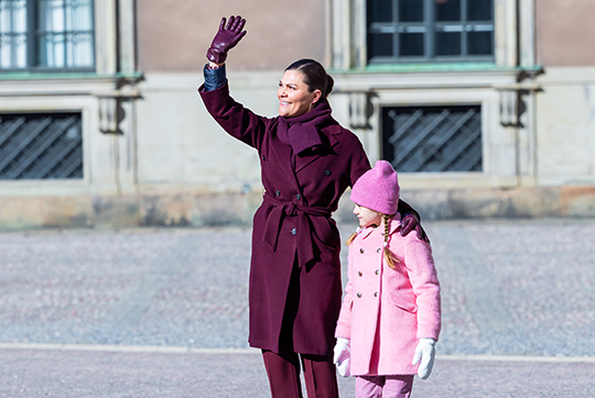 Kronprinsessan och Prinsessan Estelle på Kungl. Slottets inre borggård i samband med Kronprinsessans namnsdag. 