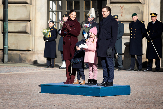 Kronprinsessfamiljen vid namnsdagsfirandet på Inre borggården. 