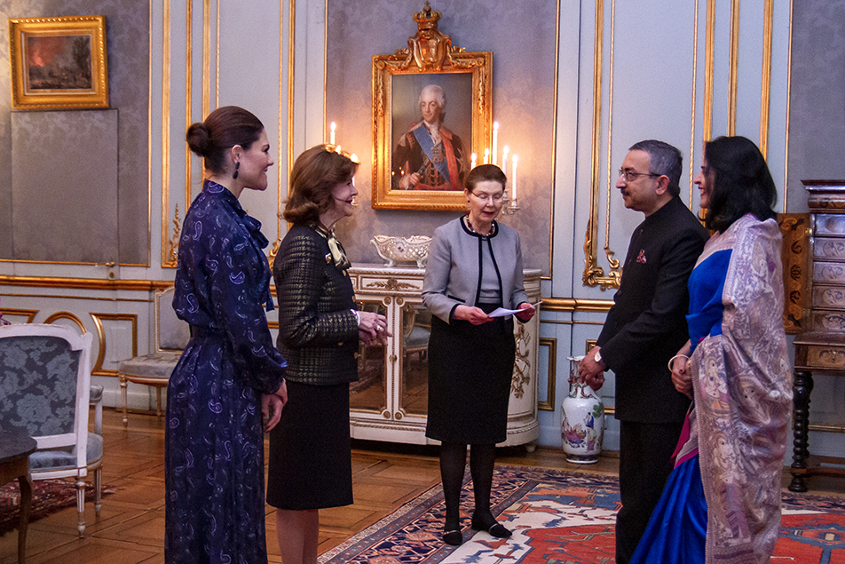Drottningen och Kronprinsessan hälsar på Indiens ambassadör Tanmaya Lal och fru Sumita Lal.