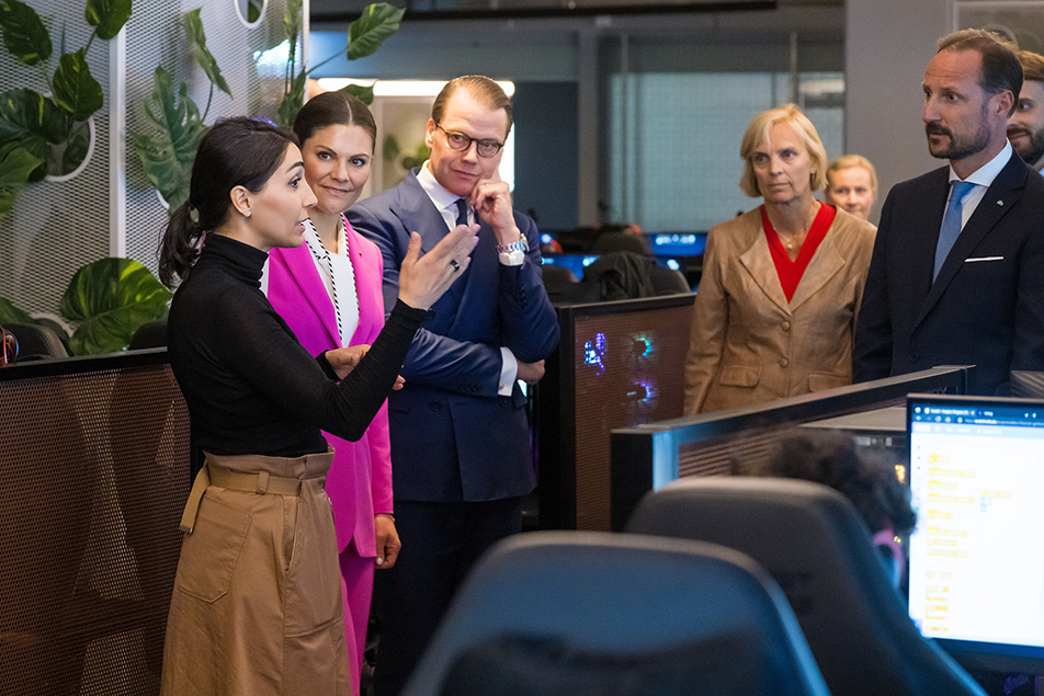 The Crown Princess Couple and Crown Prince Haakon are given a presentation about Space – Contemporary Digital Culture Center. 