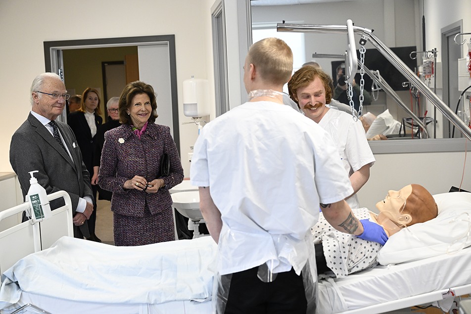 På den kliniska träningsanläggningen fick Kungaparet se hur man arbetar med patientsimulatorer.