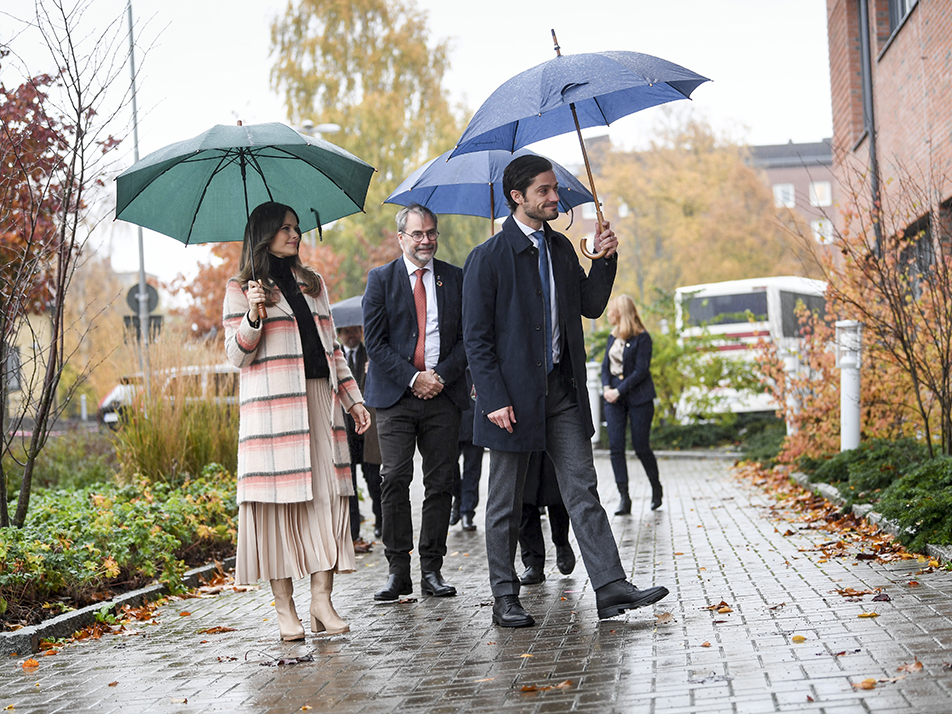 Prinsparet anländer till Centralsjukhuset i Karlstad.
