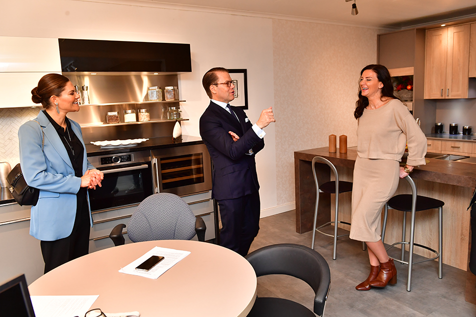 Kronprinsessparet besökte företaget Familjekök design AB, här i samtal med verkställande direktör Rania Matar. 