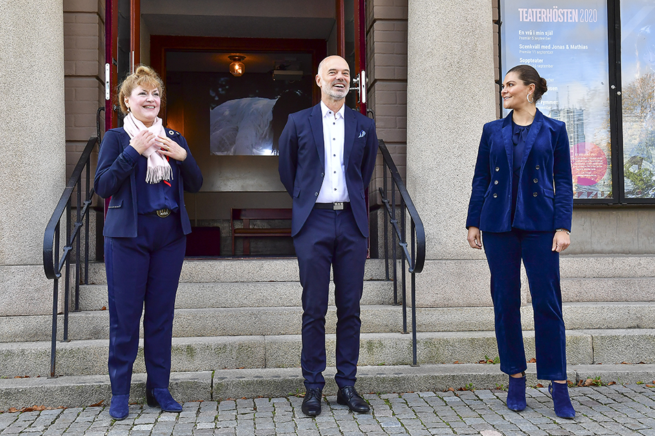 Kronprinsessan tillsammans med landshövding Minoo Akhtarzand och teaterchef Niclas Hjulström.