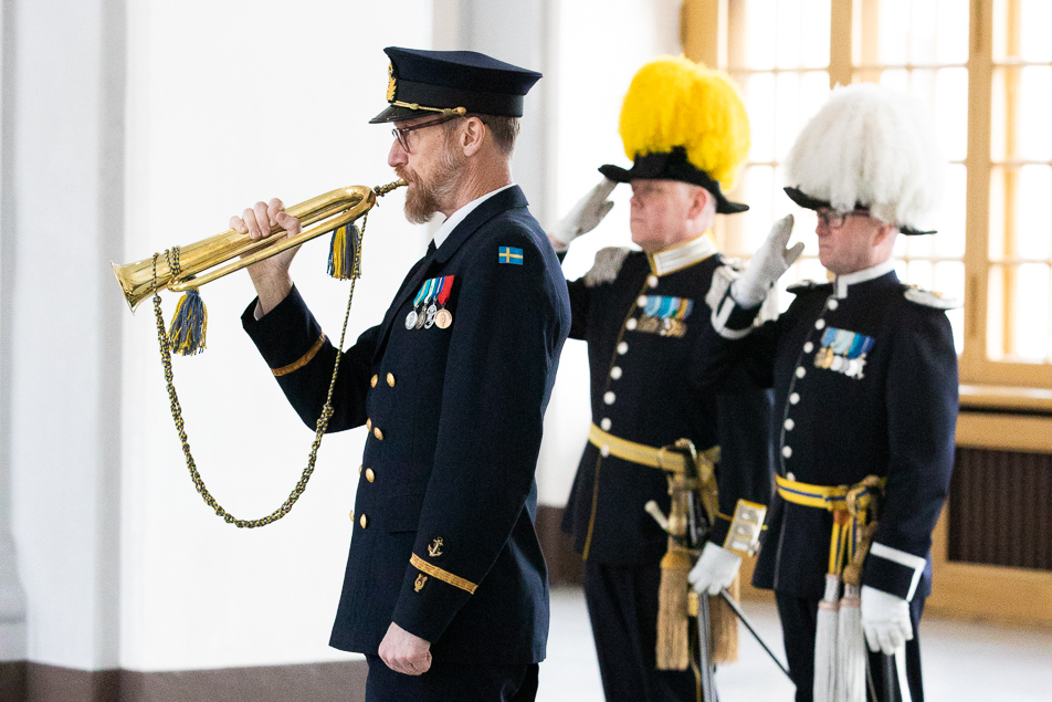 The new ambassadors are welcomed with fanfares on arrival at the Royal Palace. 