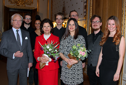 Kungaparet och Prinsessan Sofia tillsammans med bandet Nonsens från Kungliga Musikhögskolan.