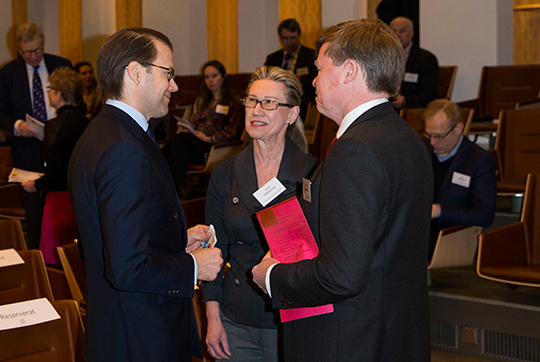 Prinsen i samtal med Marja Makarow, ordförande för Technology Academy Finland, och IVA:s vd Björn O. Nilsson.