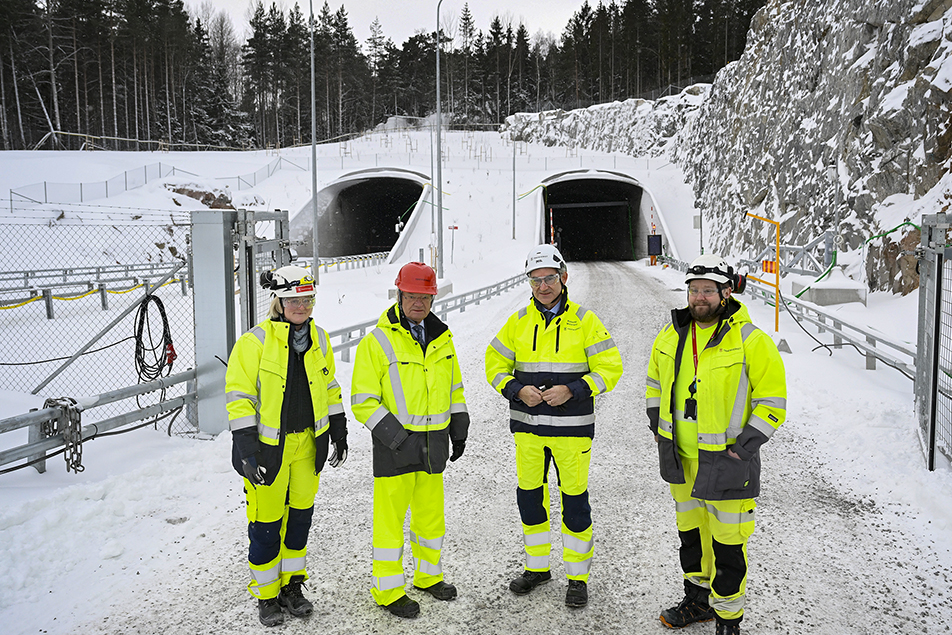 Kungen vid tunnelmynningarna på Lovön tillsammans med projektchef Camilla Magnusson, generaldirektör Roberto Maiorana och delprojektledare Klas Dalberg.