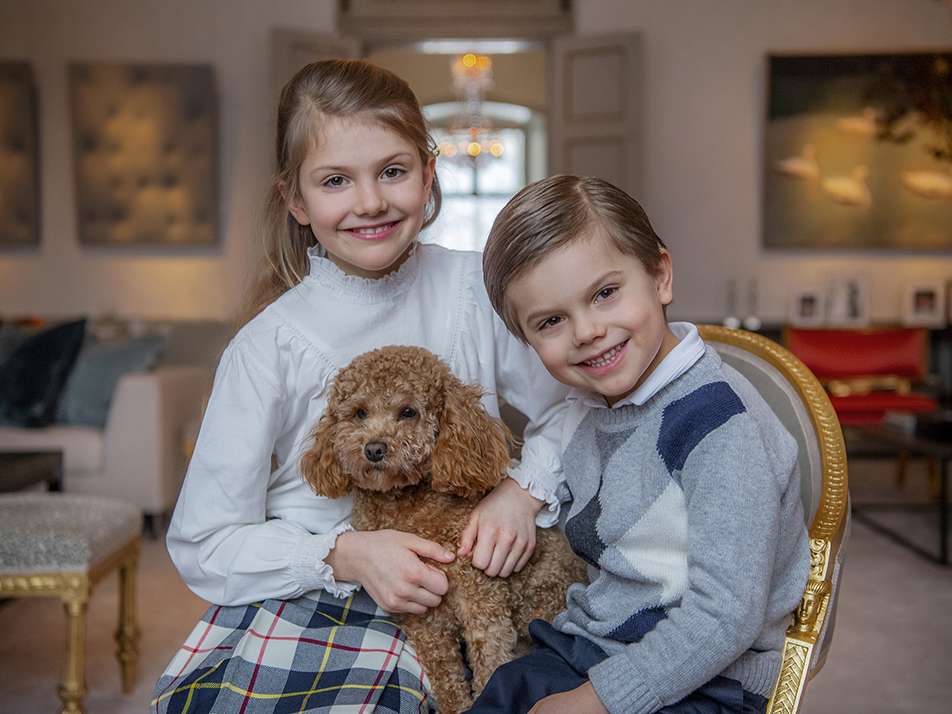 Prinsessan Estelle, Prins Oscar och Kronprinsessfamiljens hund Rio.