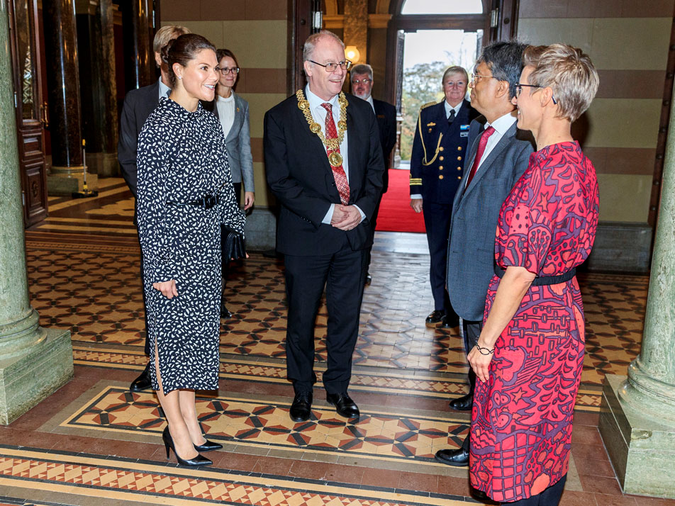 Kronprinsessan tas emot av rektor Anders Hagfeldt och Ashok Swain samt Lisa Hultman från institutionen för freds- och konfliktforskning. 