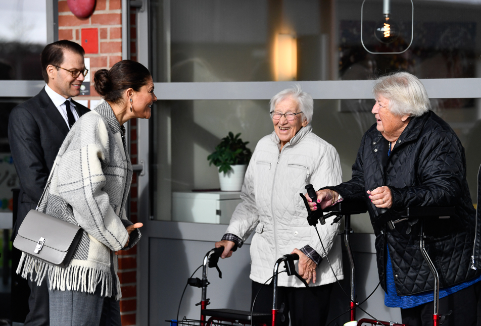 The Crown Princess Couple speak with two residents at Högåsen Care Home in Alvesta. 