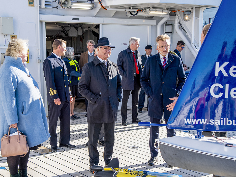 Kungen, rektor Eva Wiberg och landshövding Anders Danielsson får en visning av fartyget. 