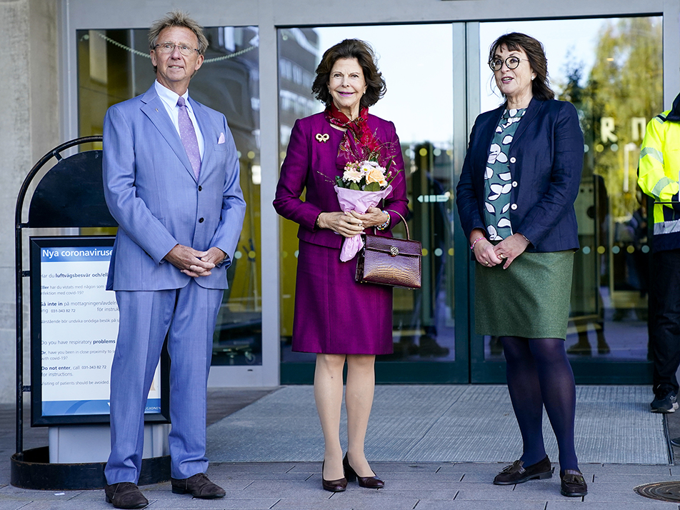Drottningen tillsammans med områdeschef Ian Milsom och sjukhusdirektör Ann-Marie Wennberg vid ankomsten till Drottning Silvias barnsjukhus. 