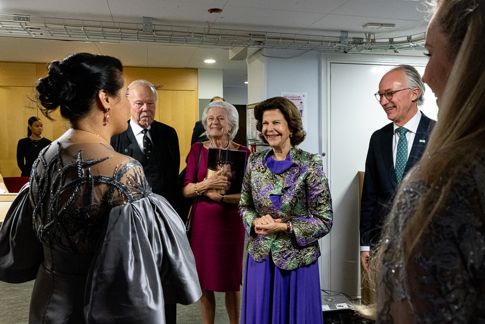 The Queen meets Anna Netrebko behind the scenes at Stockholm Concert Hall. 