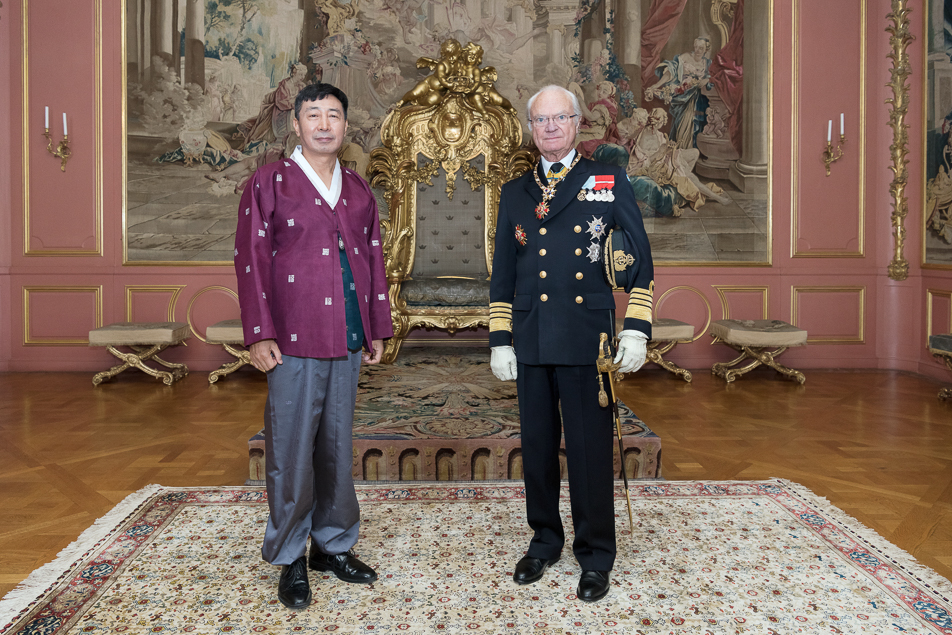 South Korea's ambassador Ha Tae-youk is welcomed by The King, who wore the Order of Mugunghwa during the ceremony. 