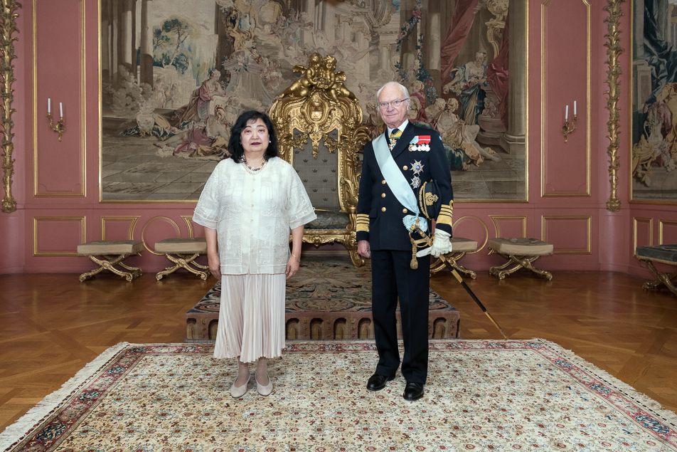 Kungen tillsammans med ambassadör Maria Lumen B. Isleta från Filippinerna.