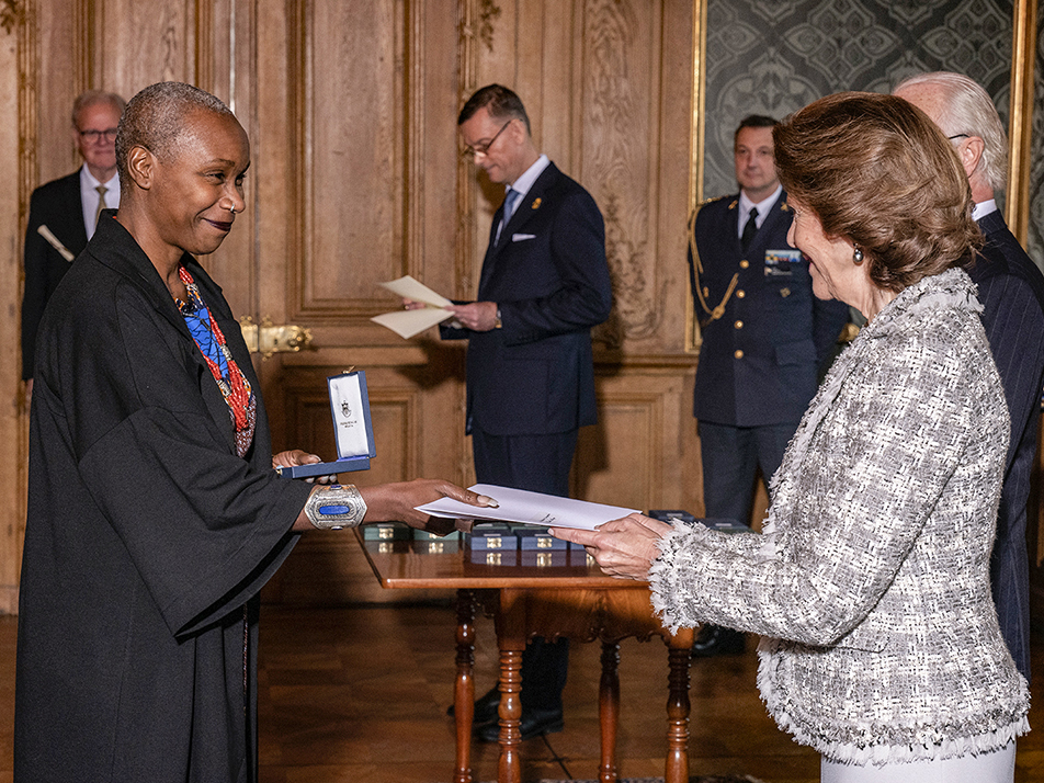 Josette Bushell-Mingo receives a medal and diploma for significant contributions within Swedish performing arts. 