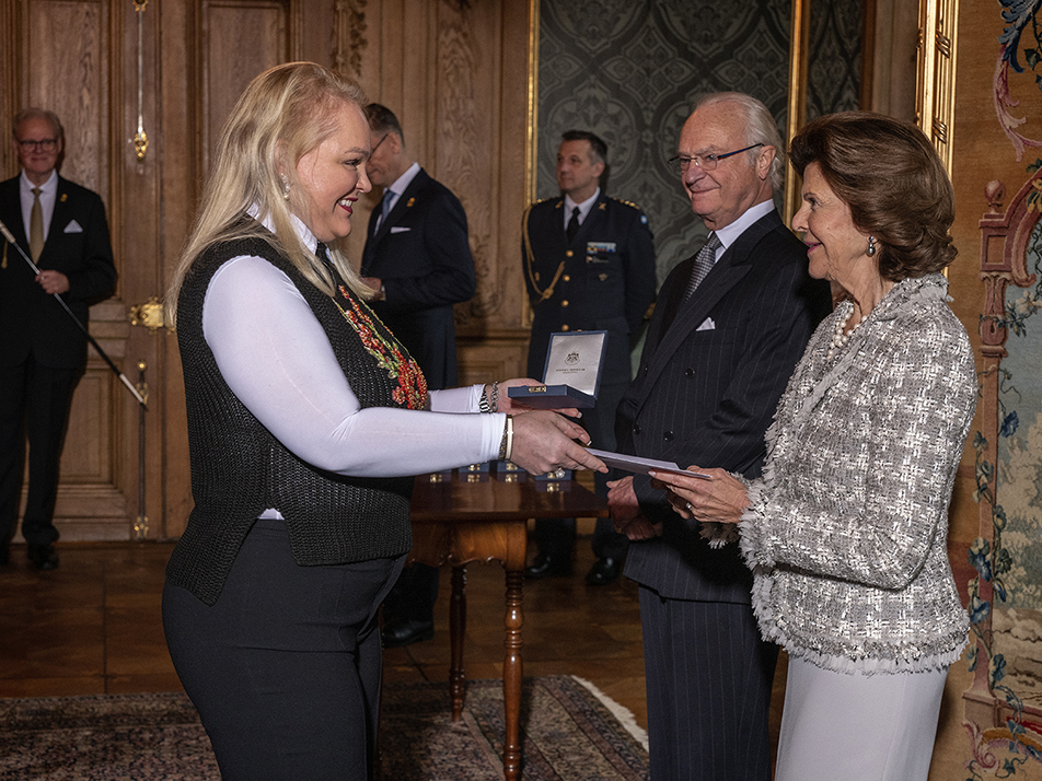 Louise Anderson is awarded HM The King's Medal for meritorious services as Sweden's Honorary Consul General in Rio de Janeiro. 