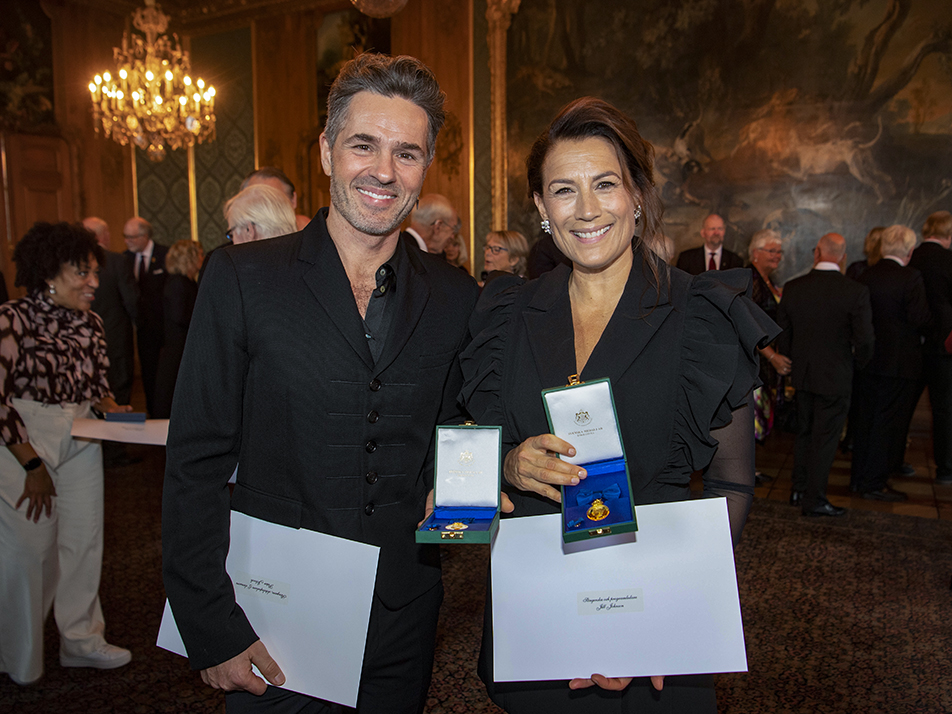 Peter Jöback och Jill Johnsson fick ta emot medaljen Litteris et Artibus vid dagens ceremoni på Kungliga slottet. 