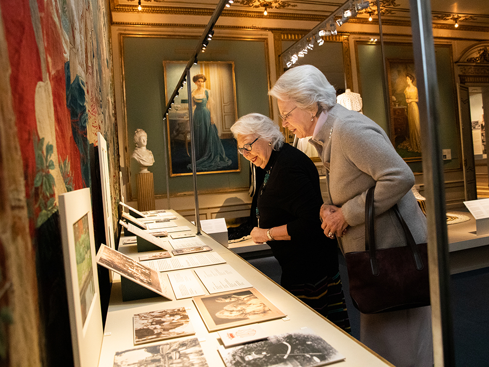 Prinsessan Christina och Prinsessan Benedikte tittar på historiska fotografier från kronprinsessan Margaretas liv. 