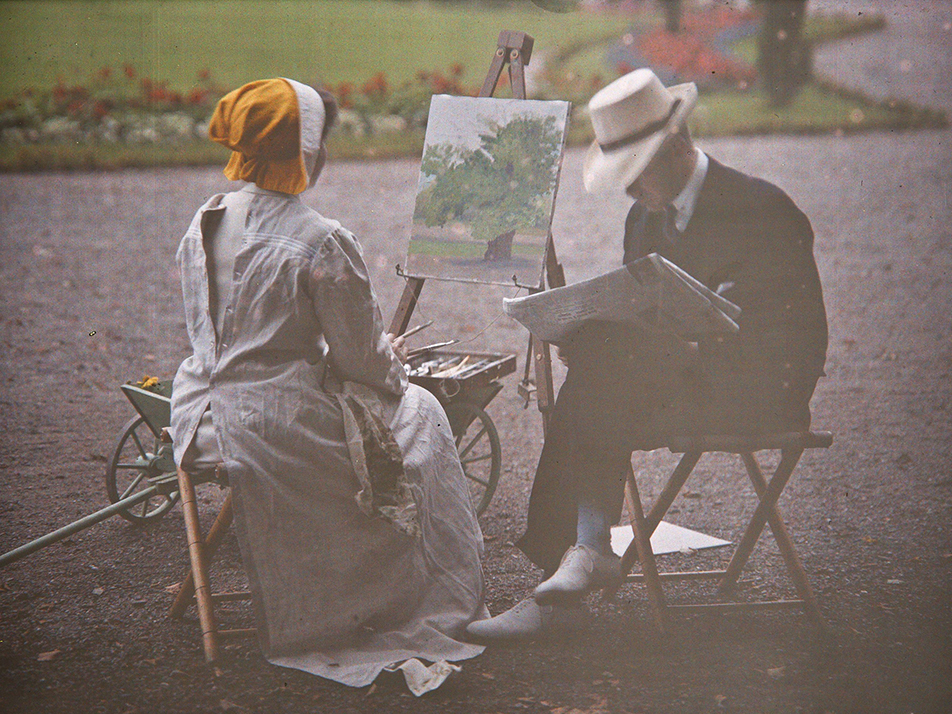 Kronprinsessan Margareta vid sitt staffli med kronprins Gustaf Adolf bredvid, på Drottningholm år 1915. Kronprinsessan ägnade sig främst åt friluftsmåleri. Hon deltog i två publika utställningar, Baltiska utställningen i Malmö (1914) samt Nya Idun (1920). 