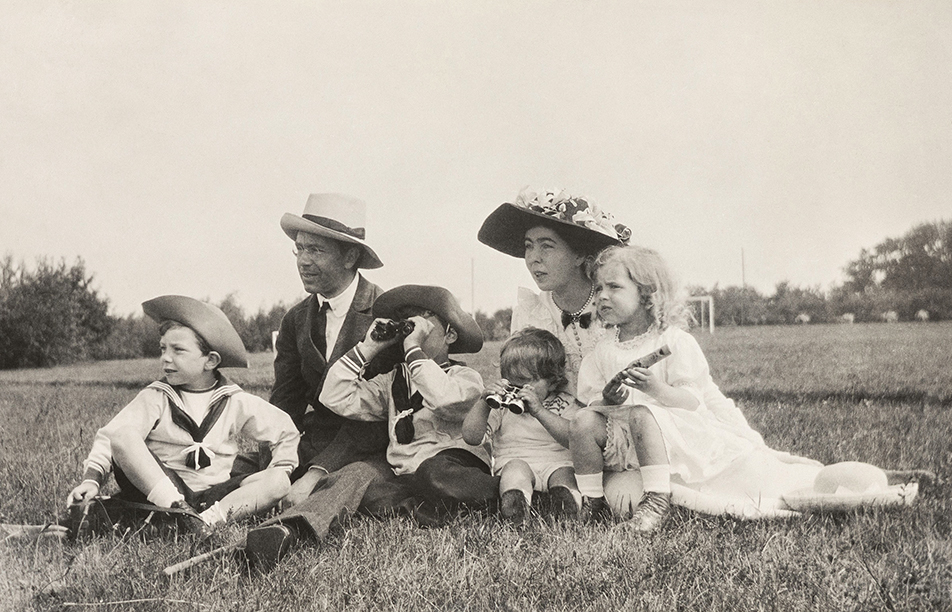 Kronprins Gustaf (VI) Adolf och kronprinsessan Margareta med barnen (från vänster) prins Sigvard, prins Gustaf Adolf, prins Bertil och prinsessan Ingrid på fotbollsplanen på Sofiero, 1914. 