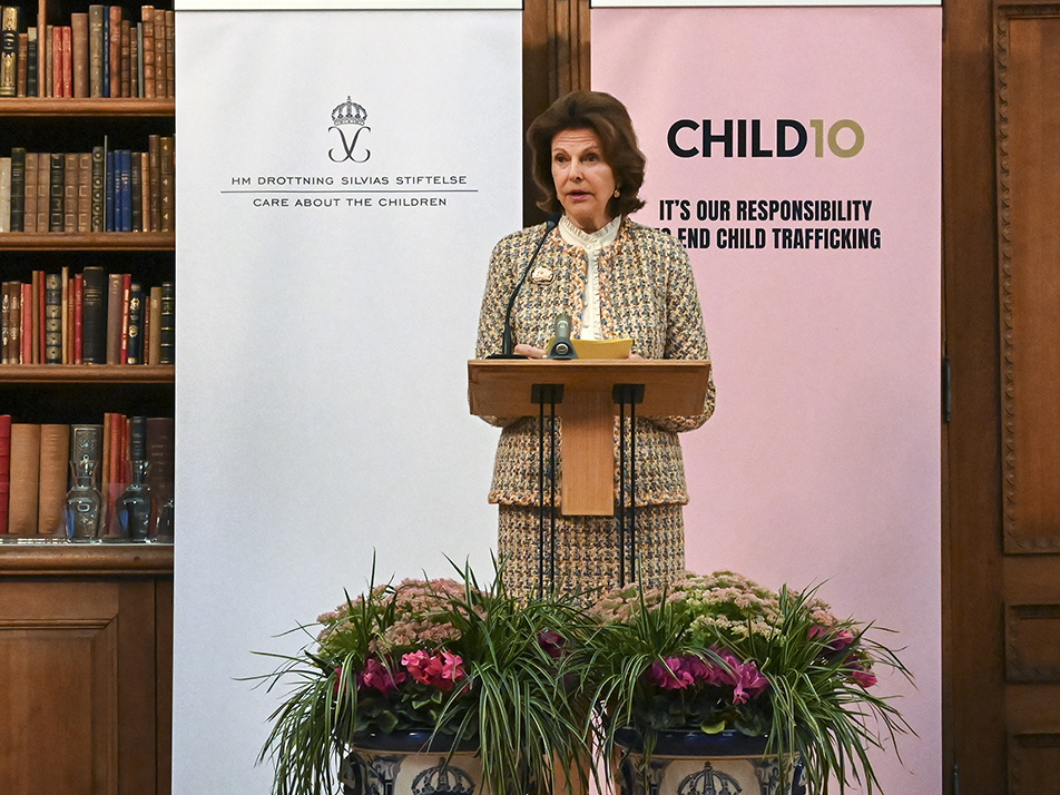 The Queen speaks during the seminar in the Bernadotte Library. 