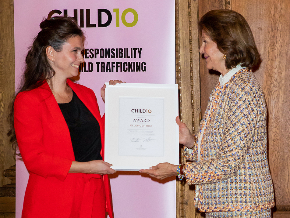 Drottningen delar ut priset CHILD10 till Zandra Kanakaris, generalsekreterare för Ellencentret. 